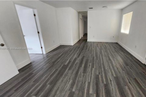 Снять в аренду виллу или дом в Майами, Флорида 3 спальни, 97.55м2, № 1991659 - фото 6