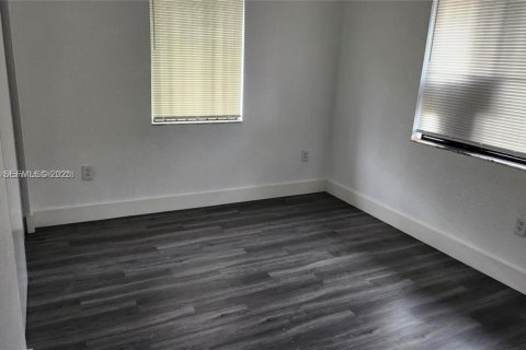 Снять в аренду виллу или дом в Майами, Флорида 3 спальни, 97.55м2, № 1991659 - фото 7