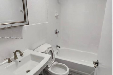 Снять в аренду виллу или дом в Майами, Флорида 3 спальни, 97.55м2, № 1991659 - фото 10