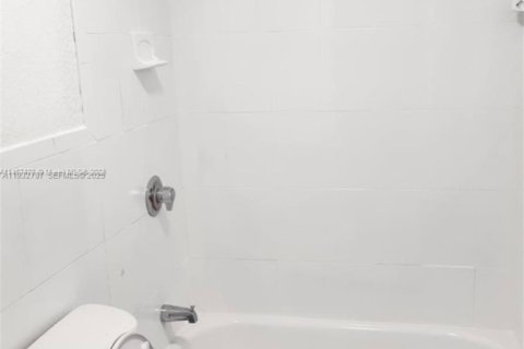 Снять в аренду виллу или дом в Майами, Флорида 3 спальни, 97.55м2, № 1991659 - фото 9