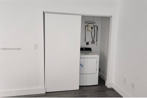 Снять в аренду виллу или дом в Майами, Флорида 3 спальни, 97.55м2, № 1991659 - фото 8