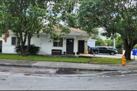 Снять в аренду виллу или дом в Майами, Флорида 3 спальни, 97.55м2, № 1991659 - фото 1