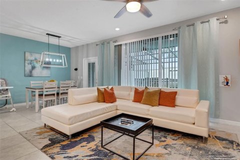 Townhouse in Davenport, Florida 5 bedrooms, 212.1 sq.m. № 1774763 - photo 3