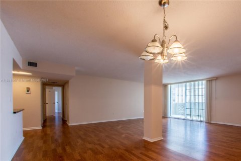 Снять в аренду кондоминиум в Халландейл-Бич, Флорида 2 спальни, 144.93м2, № 1949195 - фото 4