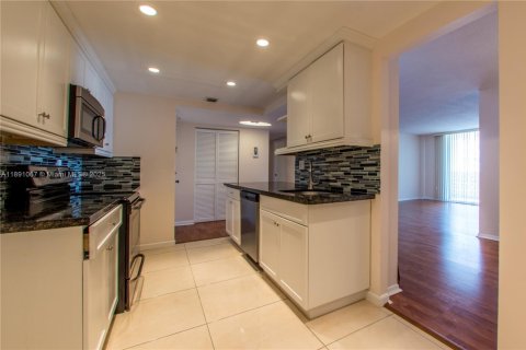 Снять в аренду кондоминиум в Халландейл-Бич, Флорида 2 спальни, 144.93м2, № 1949195 - фото 12