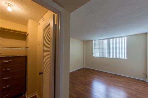 Снять в аренду кондоминиум в Халландейл-Бич, Флорида 2 спальни, 144.93м2, № 1949195 - фото 17