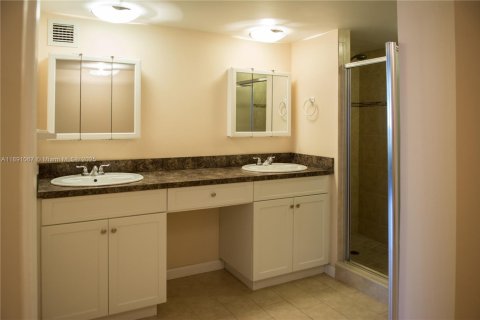 Снять в аренду кондоминиум в Халландейл-Бич, Флорида 2 спальни, 144.93м2, № 1949195 - фото 8