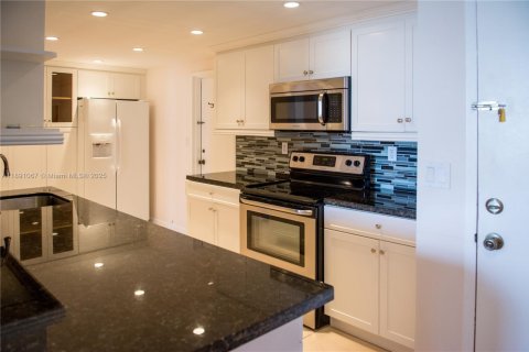 Снять в аренду кондоминиум в Халландейл-Бич, Флорида 2 спальни, 144.93м2, № 1949195 - фото 23