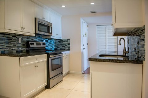 Снять в аренду кондоминиум в Халландейл-Бич, Флорида 2 спальни, 144.93м2, № 1949195 - фото 24