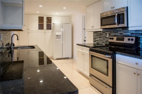 Снять в аренду кондоминиум в Халландейл-Бич, Флорида 2 спальни, 144.93м2, № 1949195 - фото 1