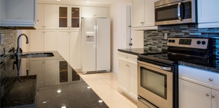 Кондоминиум с 2 спальнями в Халландейл-Бич, Флорида № 1949195