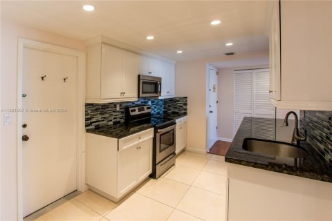 Снять в аренду кондоминиум в Халландейл-Бич, Флорида 2 спальни, 144.93м2, № 1949195 - фото 11