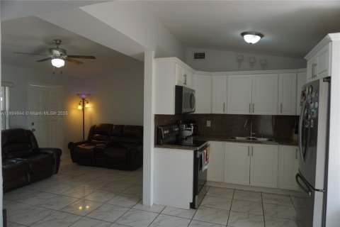 House in Miami Gardens, Florida 3 bedrooms, 100.52 sq.m. № 1947459 - photo 6