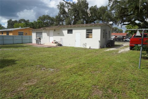 House in Miami Gardens, Florida 3 bedrooms, 100.52 sq.m. № 1947459 - photo 19