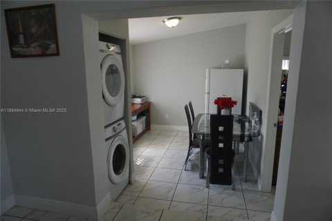 House in Miami Gardens, Florida 3 bedrooms, 100.52 sq.m. № 1947459 - photo 12