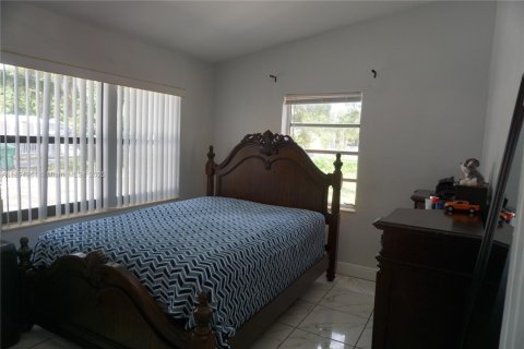 House in Miami Gardens, Florida 3 bedrooms, 100.52 sq.m. № 1947459 - photo 9