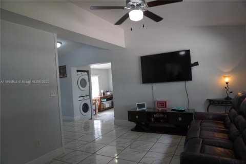 House in Miami Gardens, Florida 3 bedrooms, 100.52 sq.m. № 1947459 - photo 4