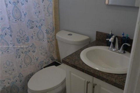 House in Miami Gardens, Florida 3 bedrooms, 100.52 sq.m. № 1947459 - photo 11