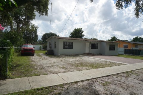 House in Miami Gardens, Florida 3 bedrooms, 100.52 sq.m. № 1947459 - photo 22