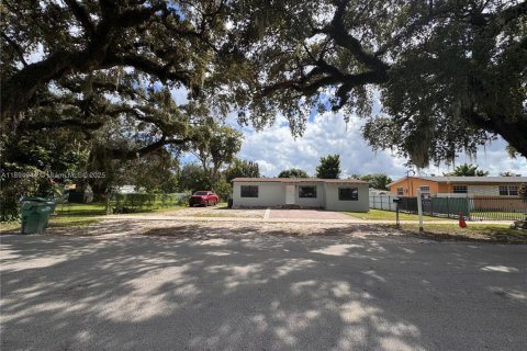 House in Miami Gardens, Florida 3 bedrooms, 100.52 sq.m. № 1947459 - photo 2