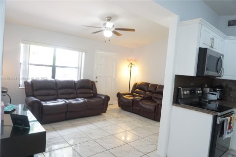 House in Miami Gardens, Florida 3 bedrooms, 100.52 sq.m. № 1947459 - photo 5