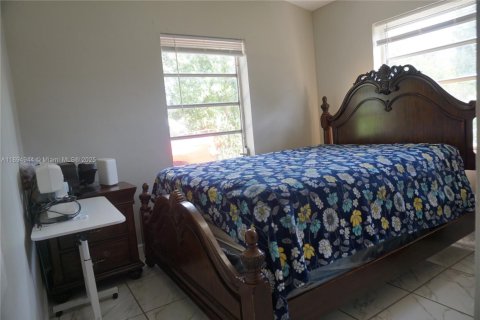 House in Miami Gardens, Florida 3 bedrooms, 100.52 sq.m. № 1947459 - photo 8