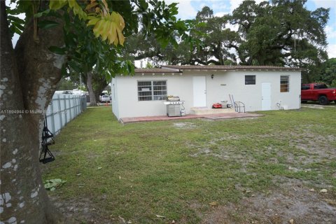 House in Miami Gardens, Florida 3 bedrooms, 100.52 sq.m. № 1947459 - photo 16