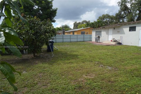 House in Miami Gardens, Florida 3 bedrooms, 100.52 sq.m. № 1947459 - photo 18