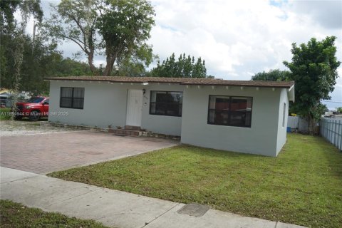 House in Miami Gardens, Florida 3 bedrooms, 100.52 sq.m. № 1947459 - photo 27