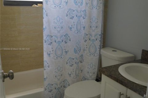 House in Miami Gardens, Florida 3 bedrooms, 100.52 sq.m. № 1947459 - photo 10