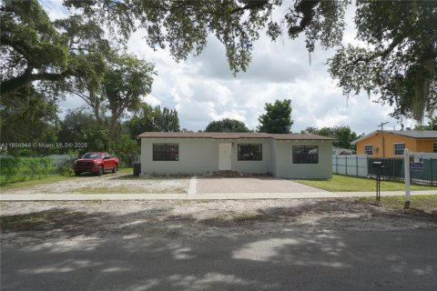 House in Miami Gardens, Florida 3 bedrooms, 100.52 sq.m. № 1947459 - photo 1
