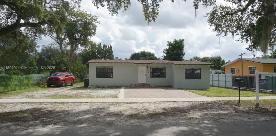 House in Miami Gardens, Florida 3 bedrooms, 100.52 sq.m. № 1947459