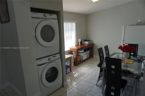 House in Miami Gardens, Florida 3 bedrooms, 100.52 sq.m. № 1947459 - photo 13