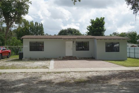 House in Miami Gardens, Florida 3 bedrooms, 100.52 sq.m. № 1947459 - photo 3