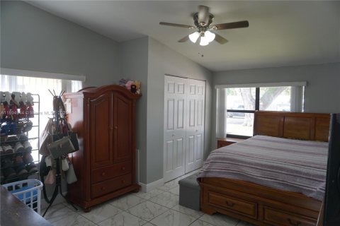 House in Miami Gardens, Florida 3 bedrooms, 100.52 sq.m. № 1947459 - photo 7