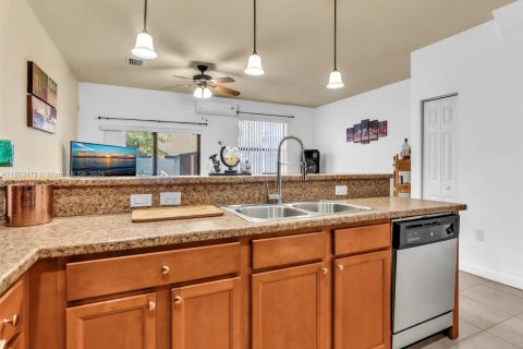 Townhouse in Hialeah, Florida 3 bedrooms, 143.53 sq.m. № 1892869 - photo 14