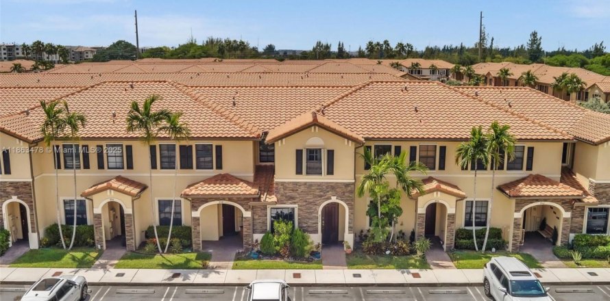Townhouse in Hialeah, Florida 3 bedrooms, 143.53 sq.m. № 1892869
