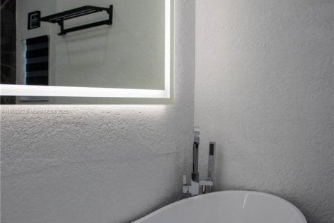 Casa en alquiler en Miami, Florida, 3 dormitorios, 182.92 m2 № 1991847 - foto 26