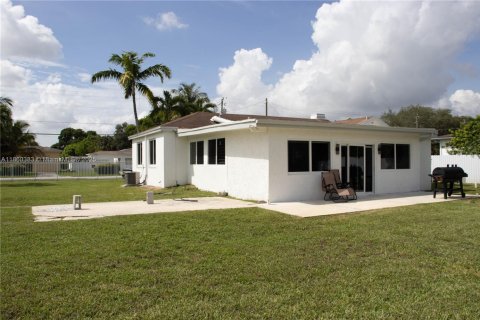 Casa en alquiler en Miami, Florida, 3 dormitorios, 182.92 m2 № 1991847 - foto 9