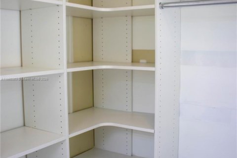 Casa en alquiler en Miami, Florida, 3 dormitorios, 182.92 m2 № 1991847 - foto 17