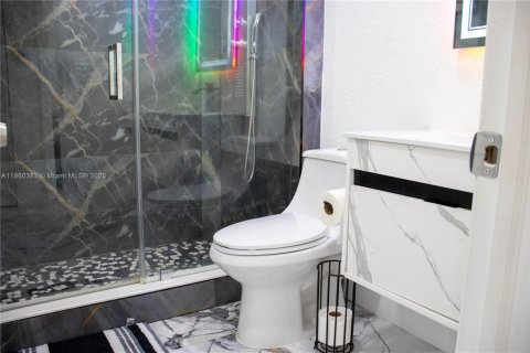 Casa en alquiler en Miami, Florida, 3 dormitorios, 182.92 m2 № 1991847 - foto 19