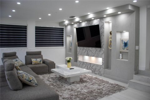 Casa en alquiler en Miami, Florida, 3 dormitorios, 182.92 m2 № 1991847 - foto 2