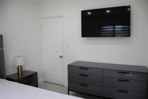 Casa en alquiler en Miami, Florida, 3 dormitorios, 182.92 m2 № 1991847 - foto 21