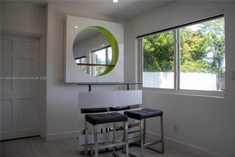 Casa en alquiler en Miami, Florida, 3 dormitorios, 182.92 m2 № 1991847 - foto 13