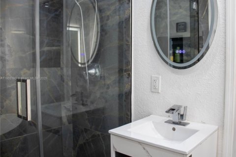 Casa en alquiler en Miami, Florida, 3 dormitorios, 182.92 m2 № 1991847 - foto 28