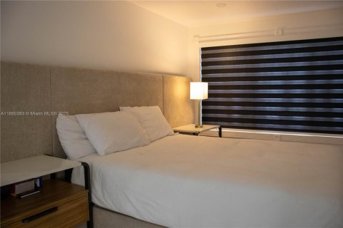 Casa en alquiler en Miami, Florida, 3 dormitorios, 182.92 m2 № 1991847 - foto 24