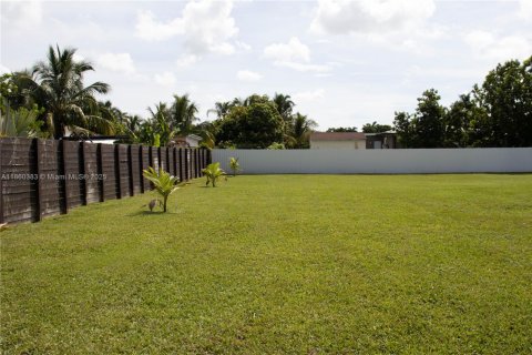 Casa en alquiler en Miami, Florida, 3 dormitorios, 182.92 m2 № 1991847 - foto 10