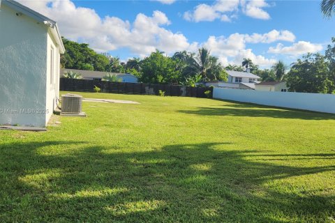 Casa en alquiler en Miami, Florida, 3 dormitorios, 182.92 m2 № 1991847 - foto 8