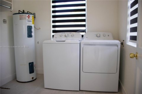 Casa en alquiler en Miami, Florida, 3 dormitorios, 182.92 m2 № 1991847 - foto 18