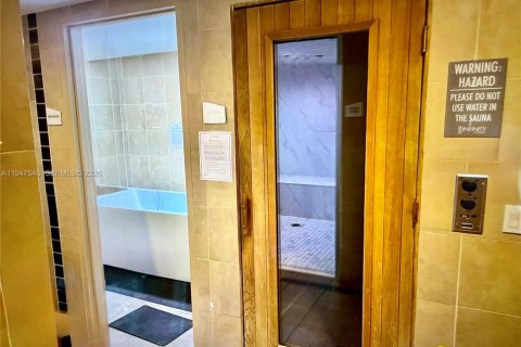 Condominio en venta en Miami, Florida, 1 dormitorio, 81.48 m2 № 2003923 - foto 11